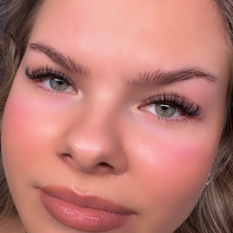 Light Volume Wimpernverlängerung Ergebnis - LÄTITIA Elmshorn